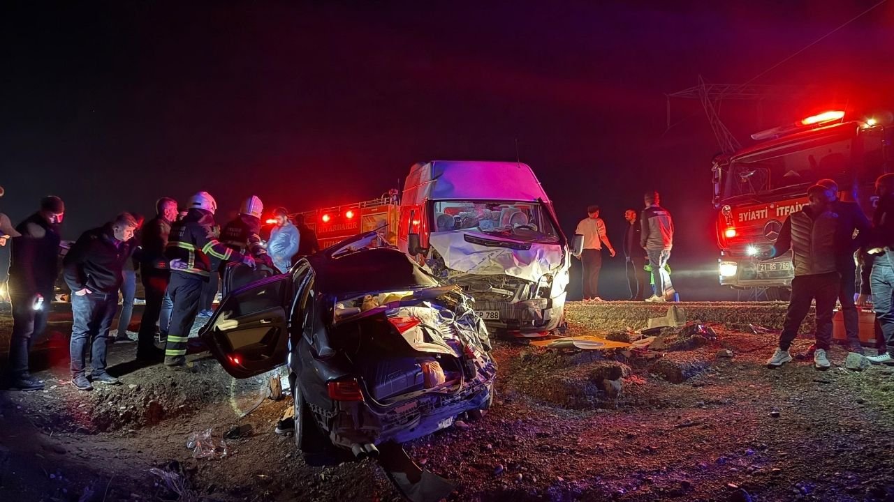 Diyarbakır Bismil'de feci kaza:  4 ölü, 4’ü ağır 14 yaralı