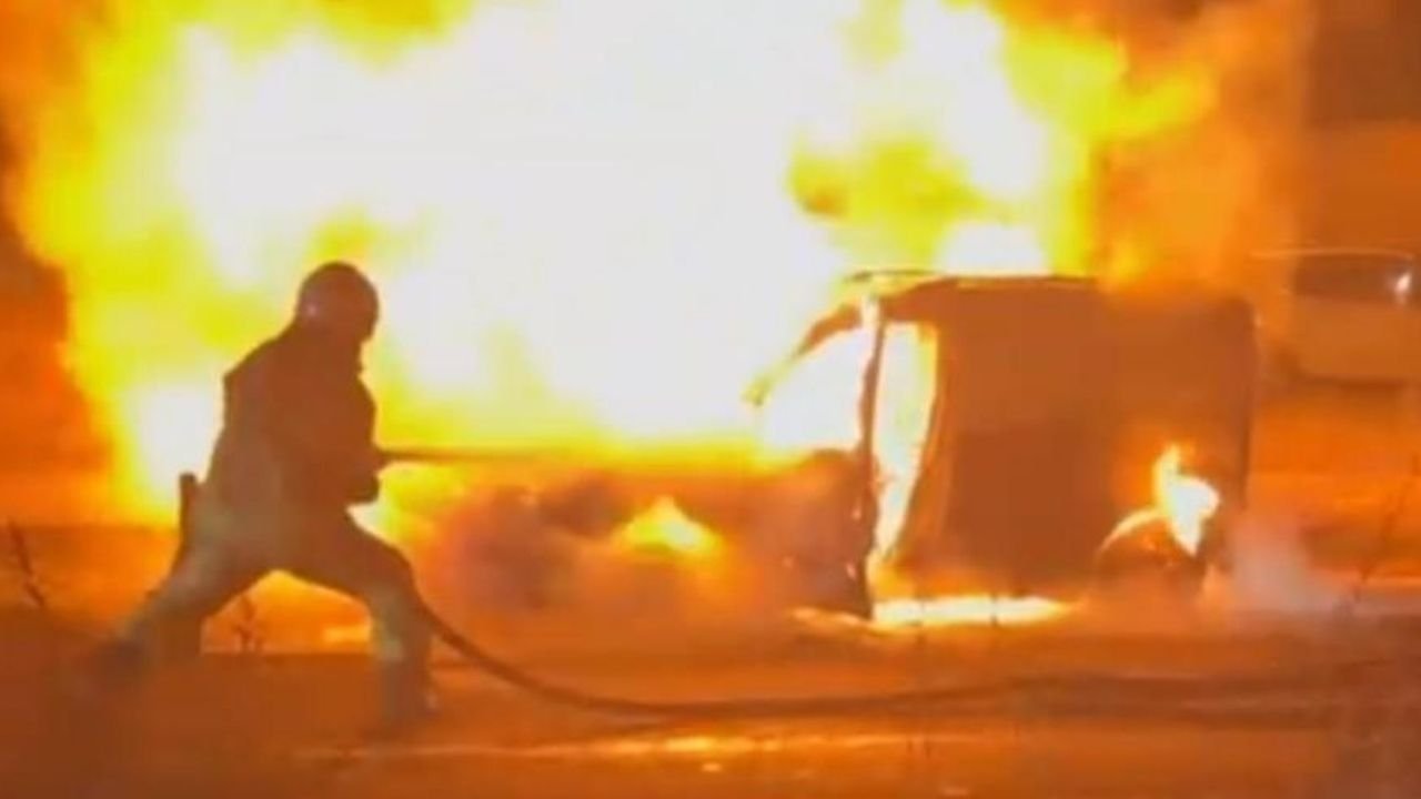 Diyarbakır’da seyir halindeki araçta yangın; Sürücü canını zor kurtardı