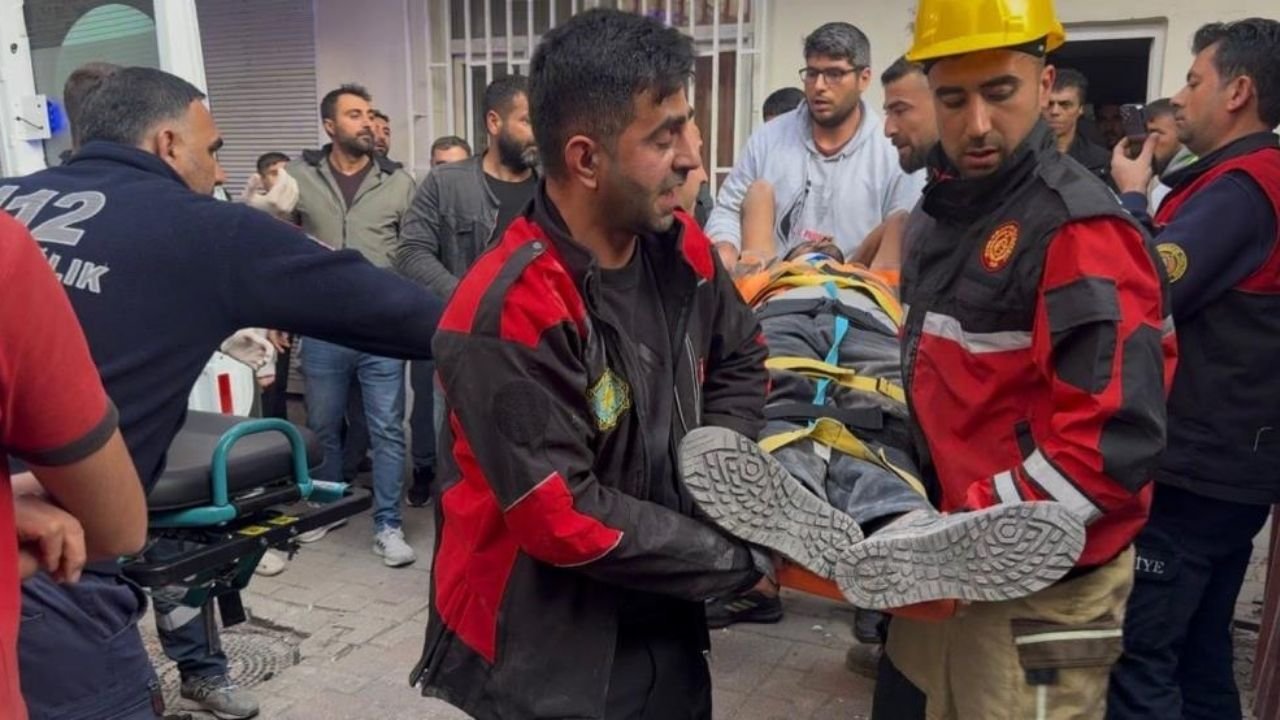 Ağır hasarlı binayı yıkarken duvarın altında kaldı