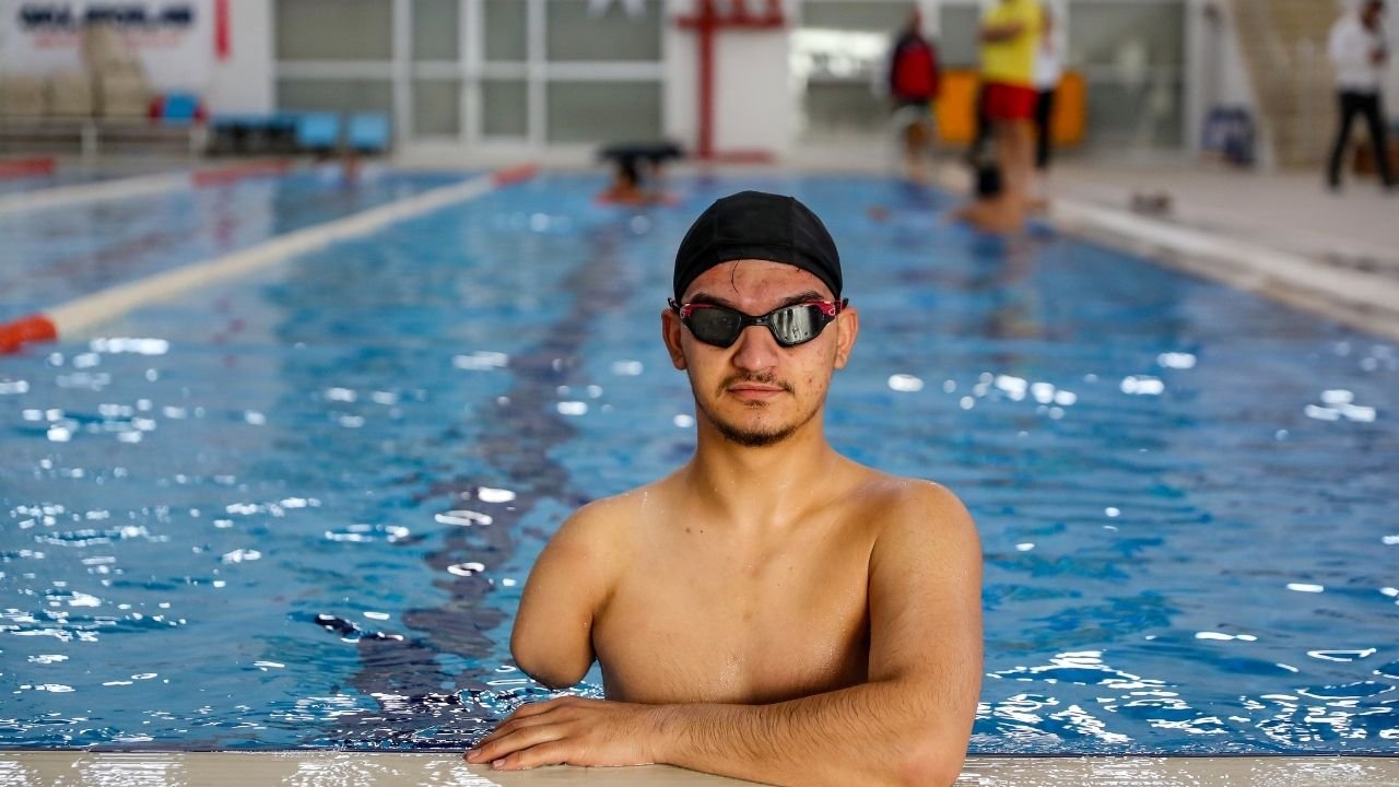 Patlamada kolunu ve bacağını kaybetti, yüzme ve karateyle yaşama bağlandı