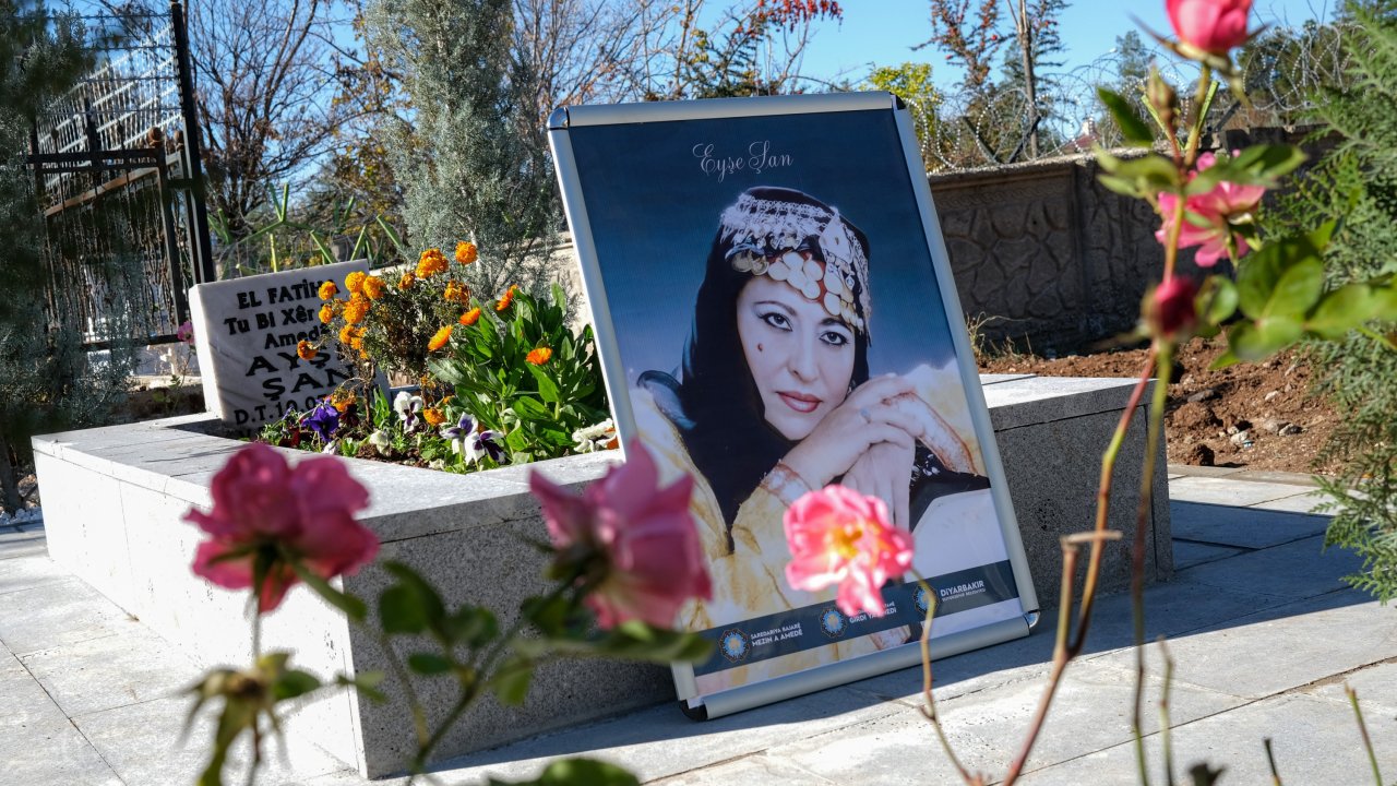 Ayşe Şan Diyarbakır'daki mezarı başında anıldı; Oğlundan duygulandıran konuşma