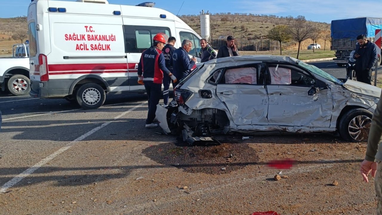 Diyarbakır yolunda kaza: Tırın çarptığı araçtaki doktor hayatını kaybetti