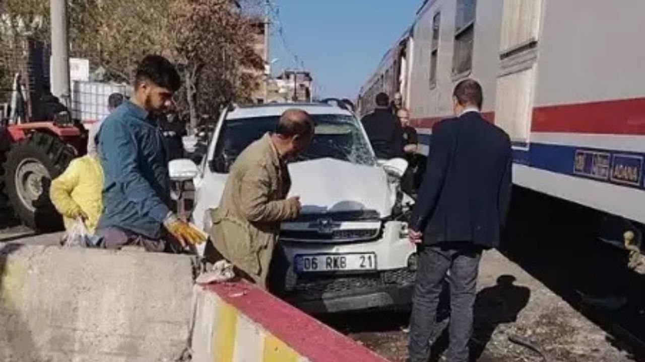 Yük treni, hemzemin geçitte otomobile çarptı; sürücü kaçtı