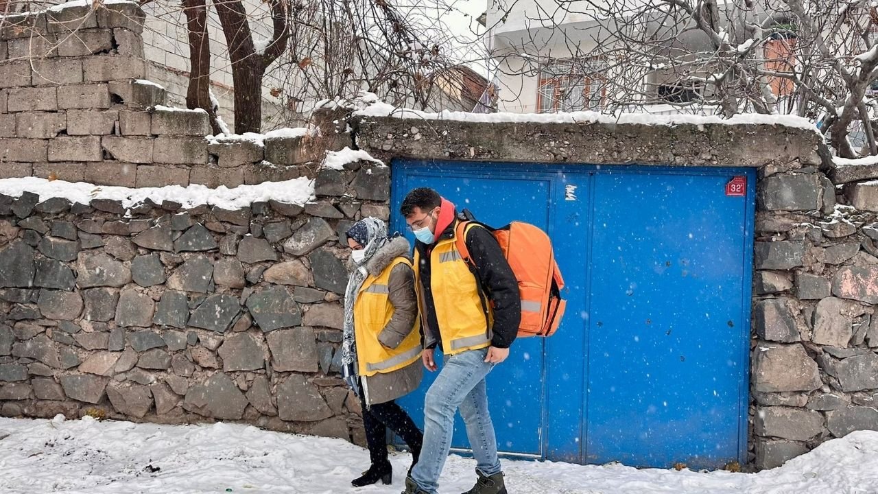 Diyarbakır Kayapınar’da ekipler kar engeline rağmen kapı kapı geziyor