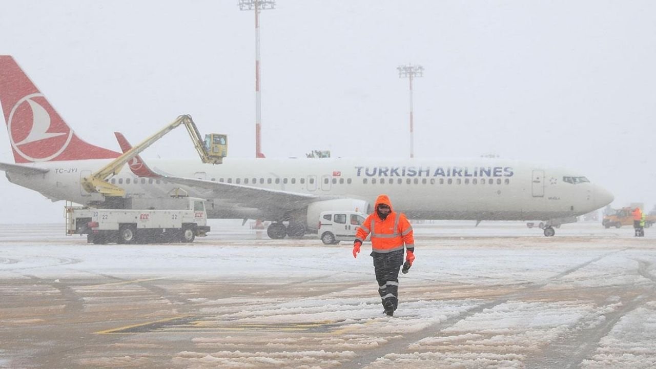 Diyarbakır’da Beyaz Esaret: Kar Yağışı Hava Ulaşımını Durdurdu