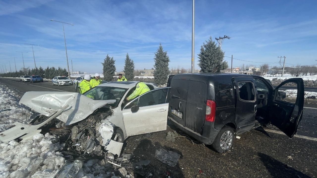 Diyarbakır’da can pazarı: Kontrolden çıkan araç karşı şeride daldı!