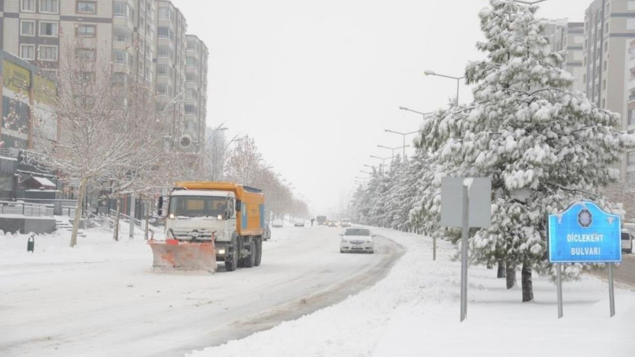 Diyarbakır Büyükşehir koordinesinde kesintisiz kar mesaisi