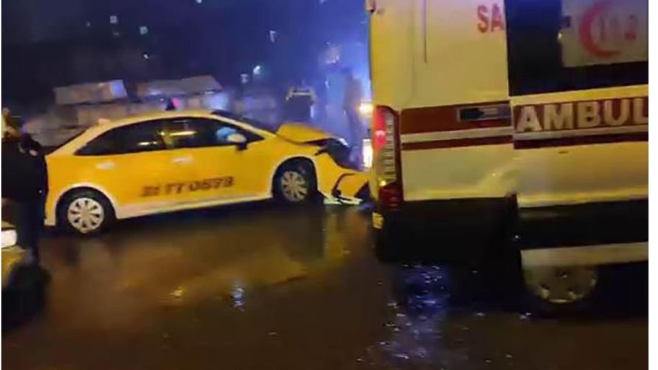 Ticari taksi ile yolcu minibüsü çarpıştı: 3 yaralı