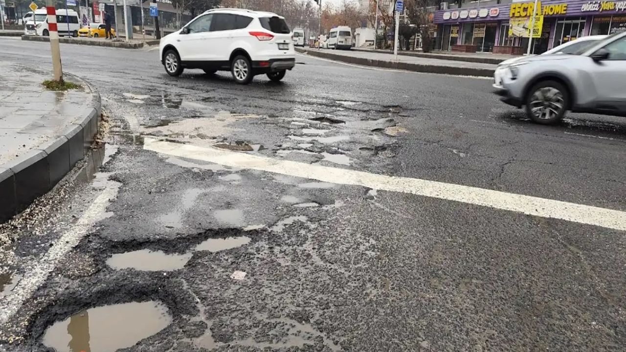 Diyarbakır’da kar eridi, bozuk yollar gün yüzüne çıktı