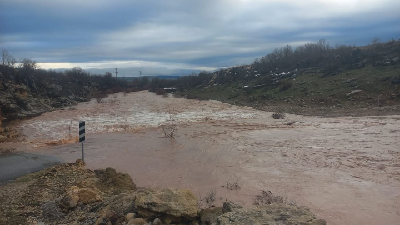Diyarbakır Lice’de Göçer Çayı taştı, köprüler sulara gömüldü!