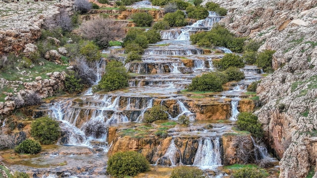 Şelaleler kar sularıyla canlandı
