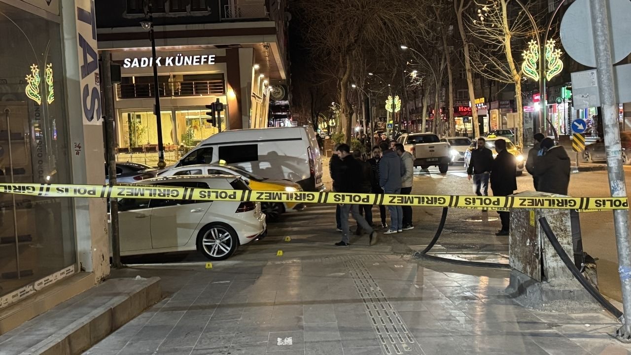 Diyarbakır'da silahlı kavga; Biri yoldan geçen, 2 kişi yaralandı