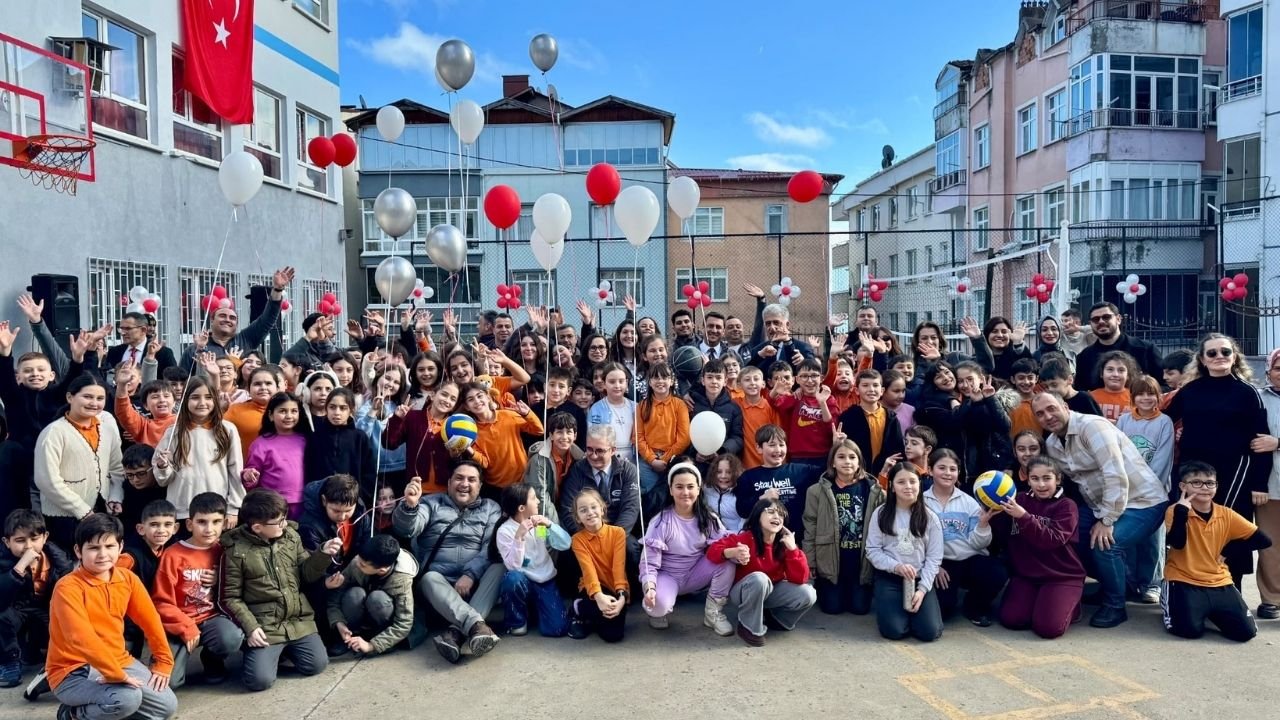 OYAK Çimento “Renkli Yakalar” ile Geleceği Güzelleştiriyor: Ünye İnönü İlkokulu’na Anlamlı Destek