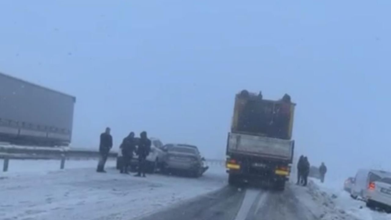 Diyarbakır’da kar yağışı sonrası 10 araçlı zincirleme kaza