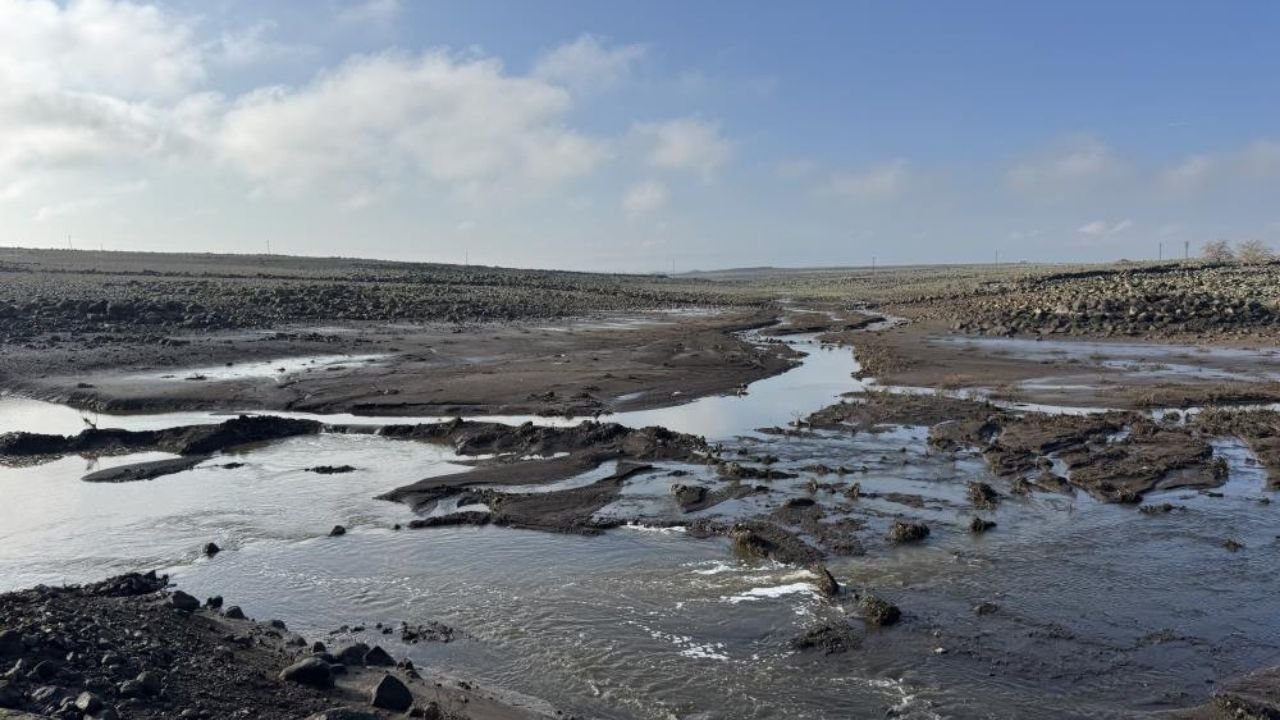 Diyarbakır’da sulama göleti patladı, ekili alanlar su altında kaldı