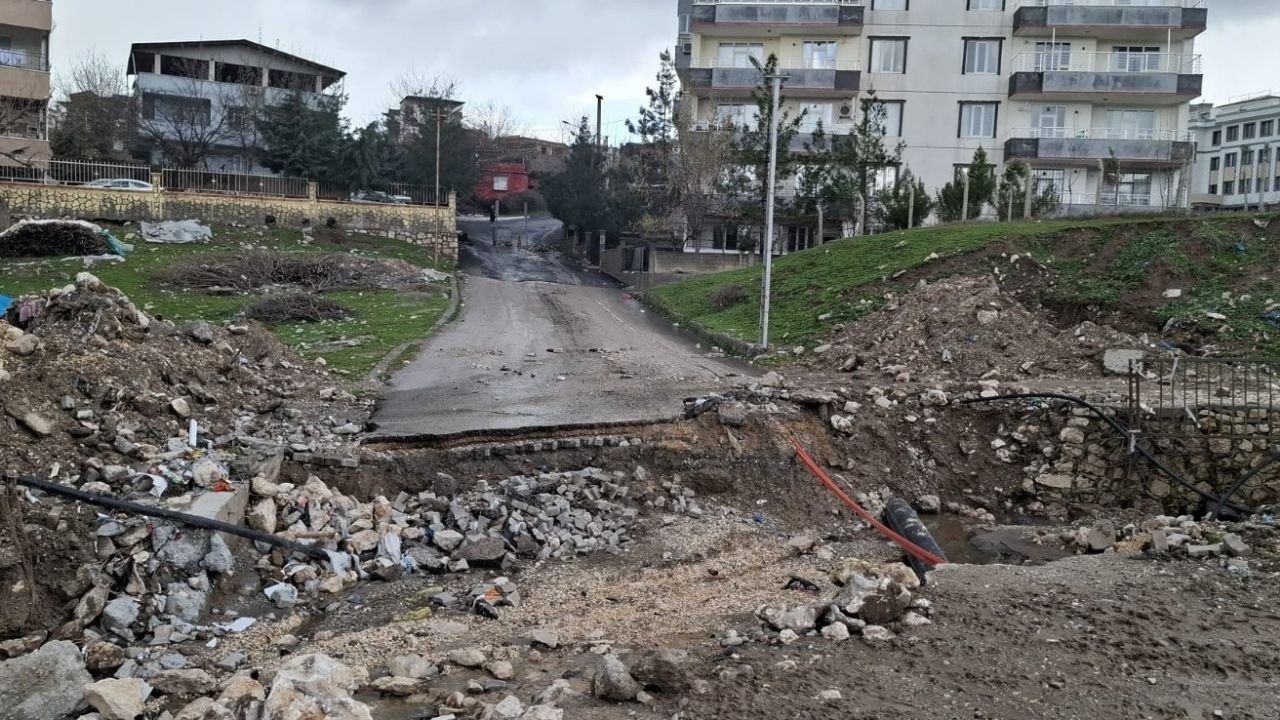 Diyarbakır Silvan’da çöken menfez mahalleleri ayırdı