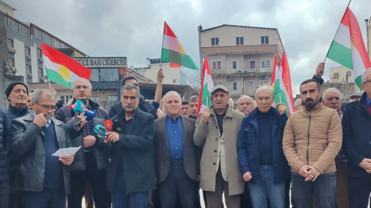 İran'ın Kürdistan'a yönelik saldırıları kınamasında Kürdistan bayrağı gerginliği