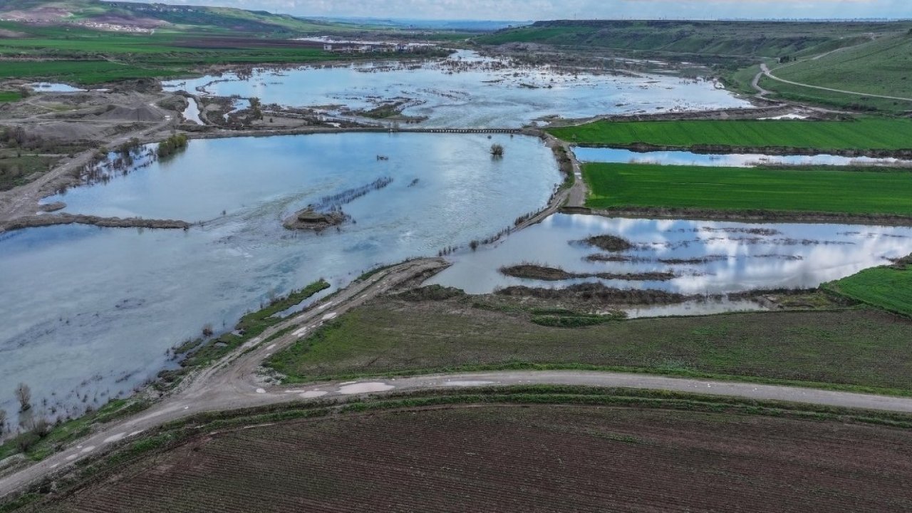 Dronla görüntülendi; Diyarbakır'da araziler su altında kaldı