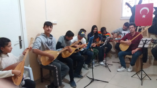 Dicle'de öğrencilere ücretsiz gitar ve bağlama kursu