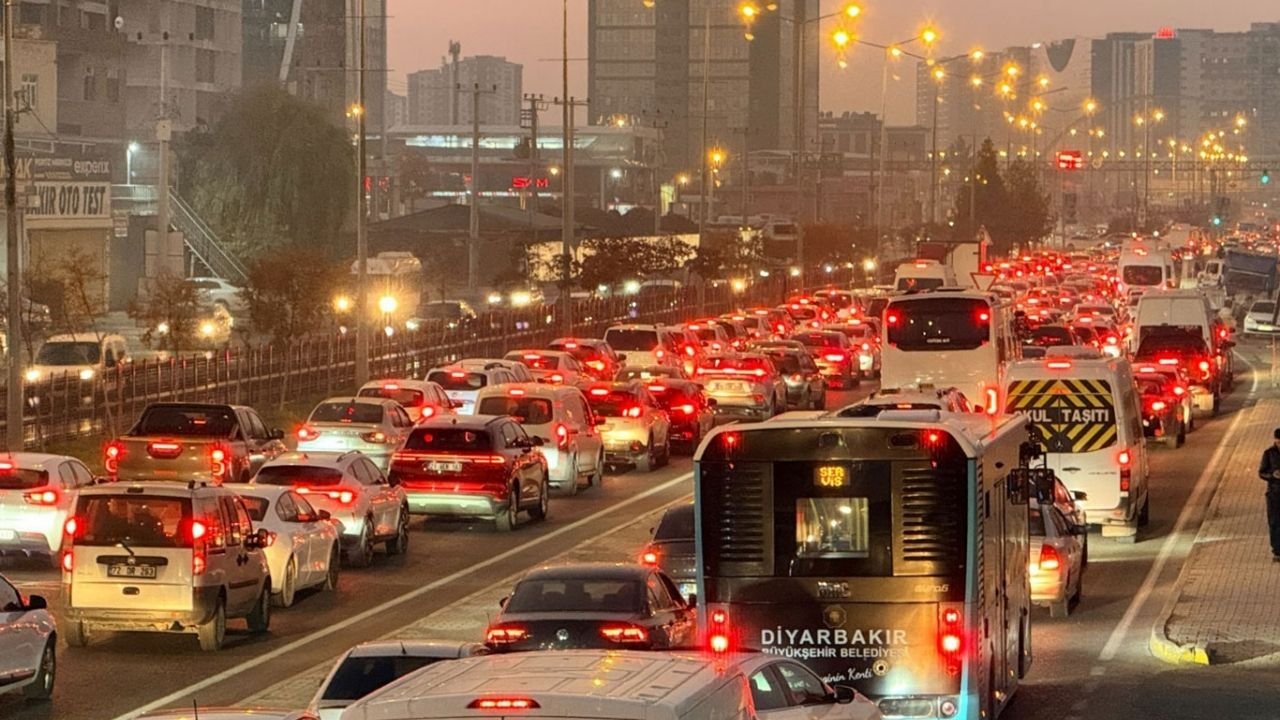 HÜDA PAR'dan Diyarbakır’da 'Ulaşım Çilesine' Acil Müdahale Çağrısı