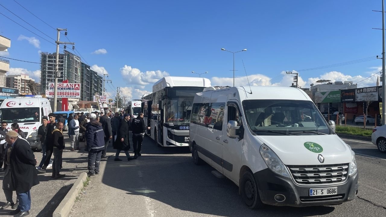 Diyarbakır'da belediye otobüsü ile öğrenci servisi çarpıştı: 3 yaralı