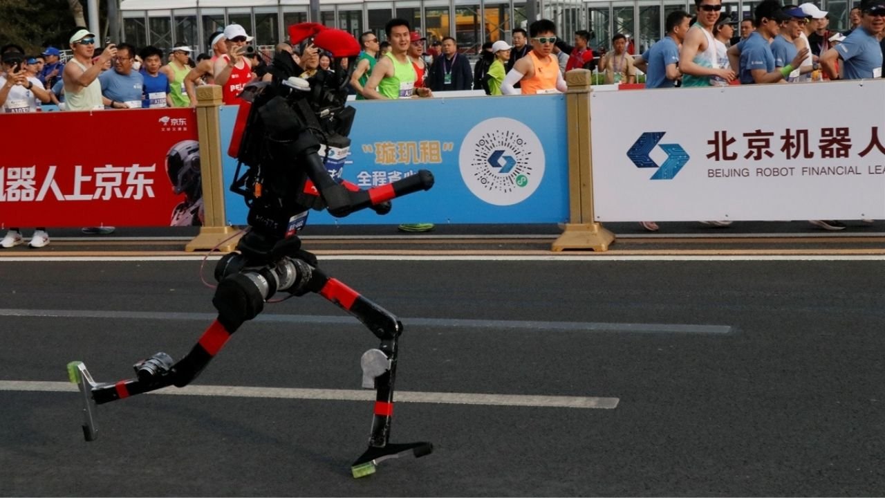 Çinli robot, Pekin Maratonu’nda insan rekorunu geçti