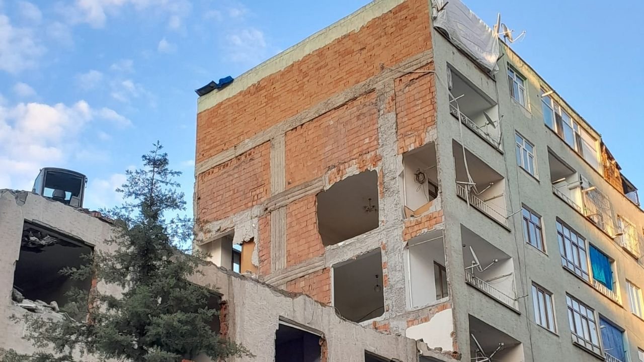 Diyarbakır’da hasarlı bina yıkılıyor, sağlam bina çöküyor: Bağlar’da facia geliyorum diyor!