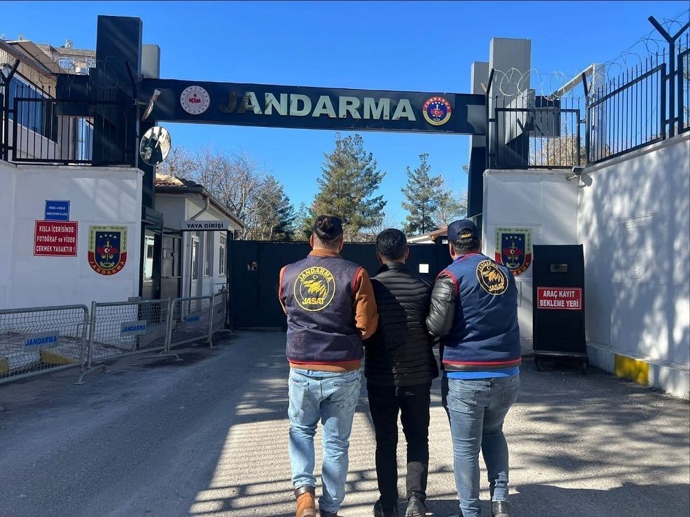 Diyarbakır’da jandarma operasyonu: 115 firari yakalandı