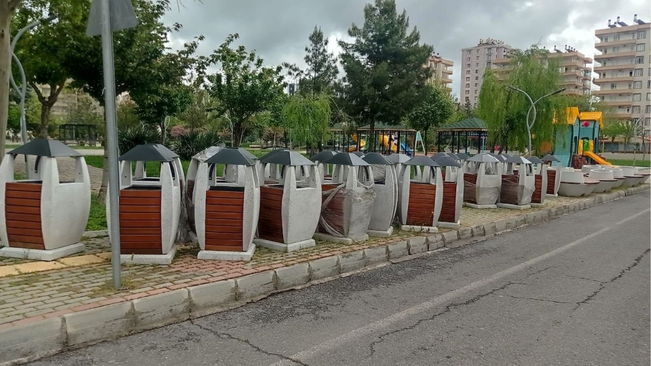 Diyarbakır Kayapınar’da 'kaldırıma bırakılan' park mobilyaları çürümeye terk edildi