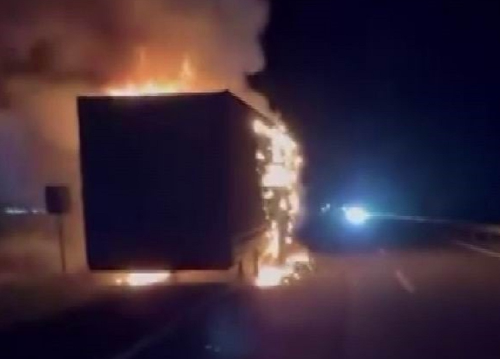 Seyir halindeki tır alevlere teslim oldu!