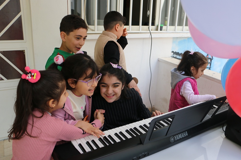 İşitme ve görme engelli öğrenciler Bilim Fuarı'nda