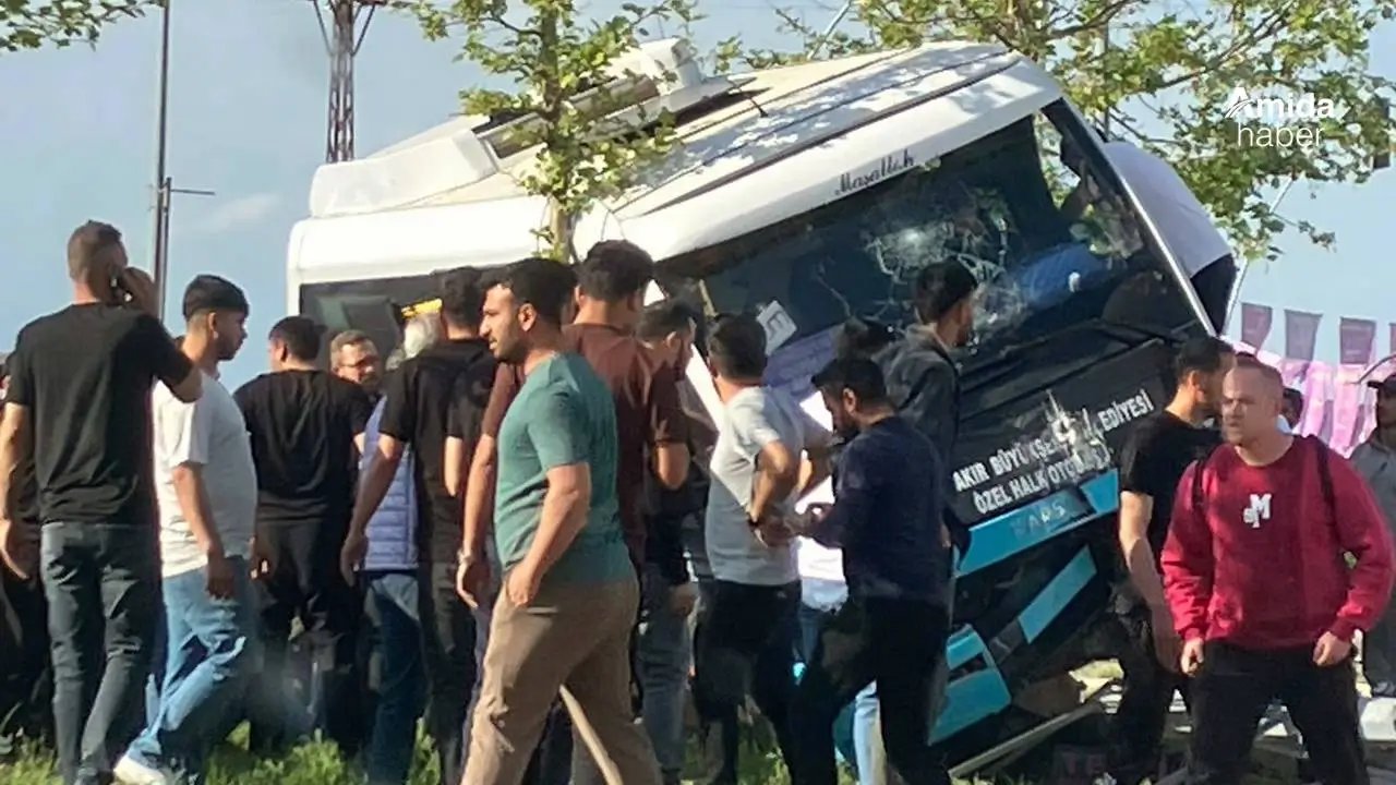 Diyarbakır’da can pazarı: Özel halk otobüsü kırmızı ışıktaki araçlara çarptı
