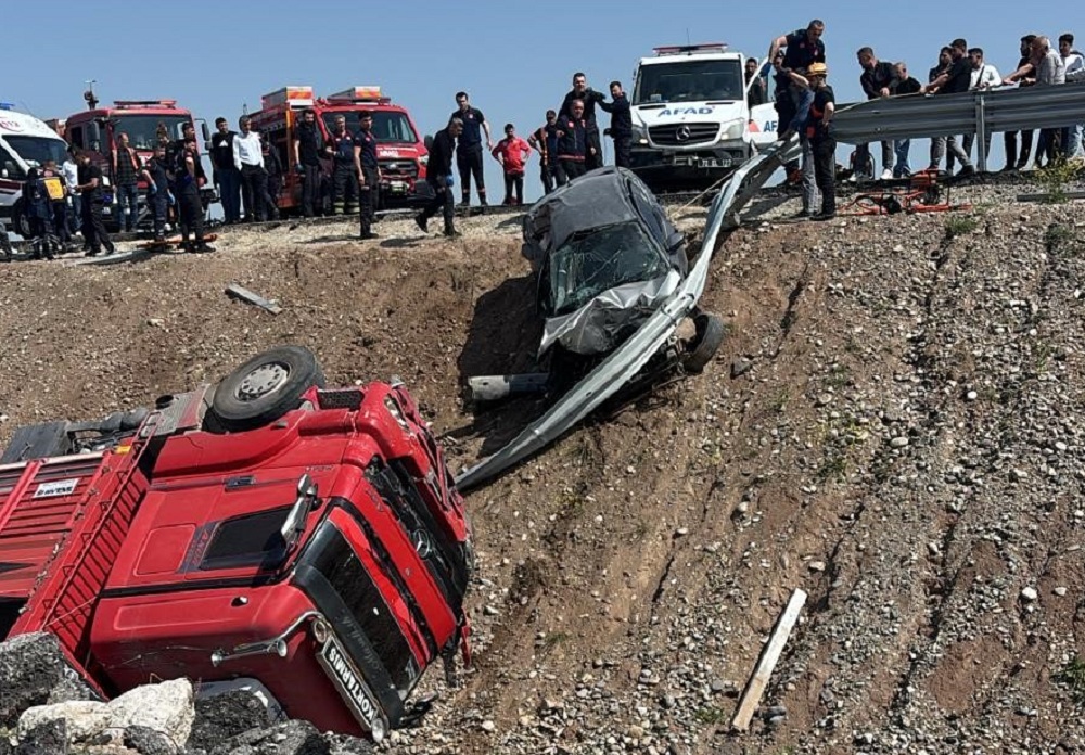 Batman-Diyarbakır karayolunda feci kaza: 1 ölü, 2 yaralı