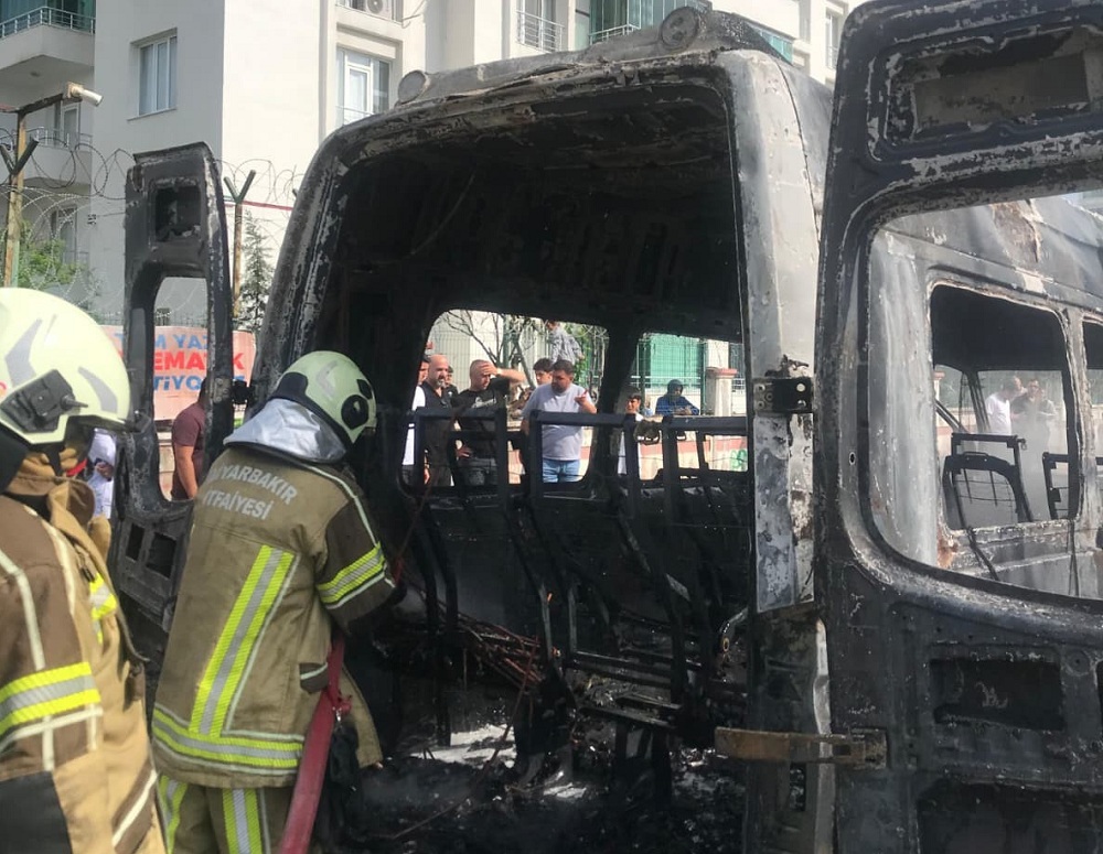 Park halindeki minibüs küle döndü