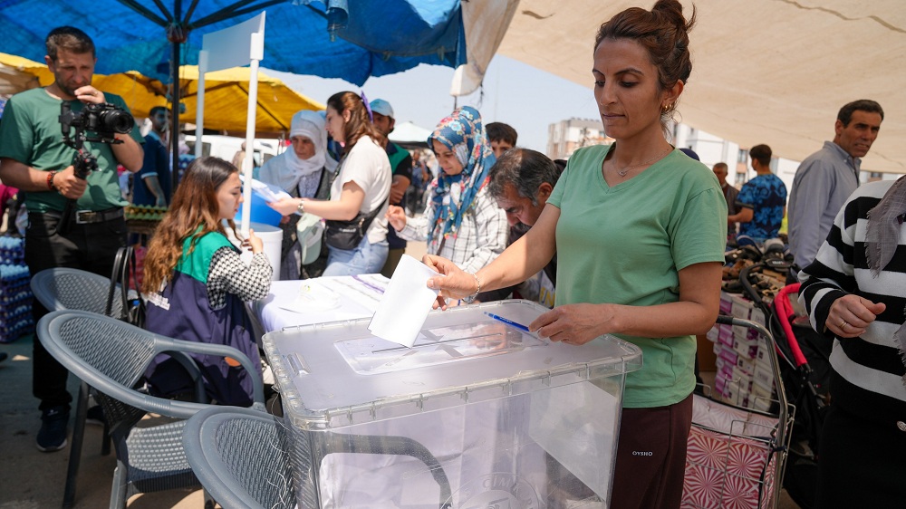 Oğlaklı’da sandıklar kuruldu: Mahalleli kendi geleceğini oyluyor