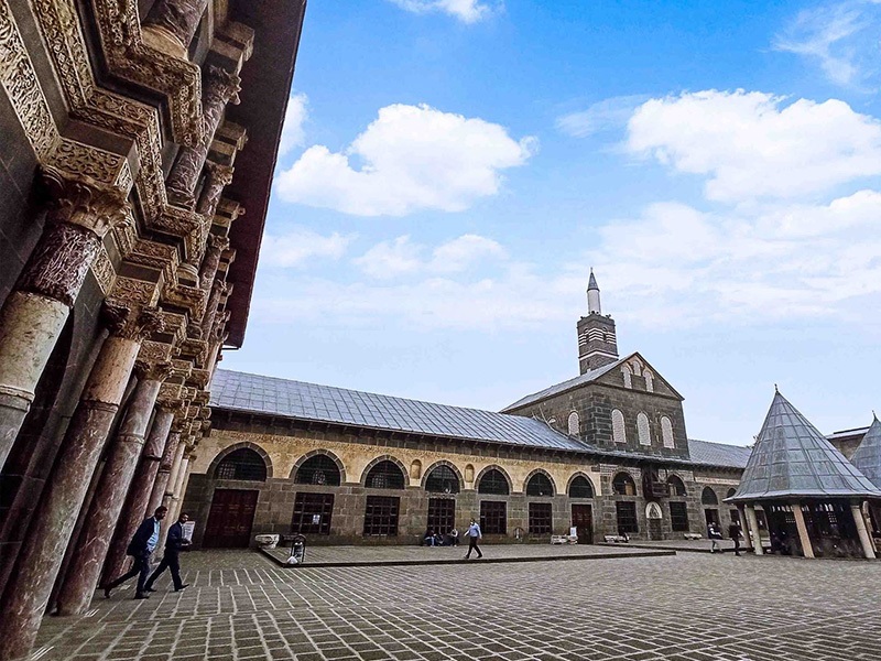 Diyarbakır Ulu Cami’de hoş olmayan görüntü!