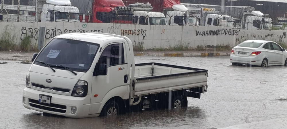 Diyarbakır’da sağanak yağış hayatı felç etti: cadde ve sokaklar göle döndü!