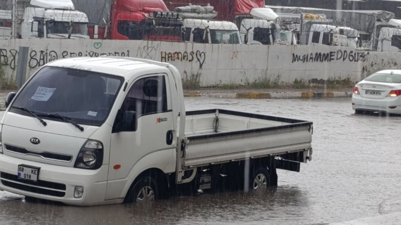 Diyarbakır’da sağanak yağış hayatı felç etti: cadde ve sokaklar göle döndü!