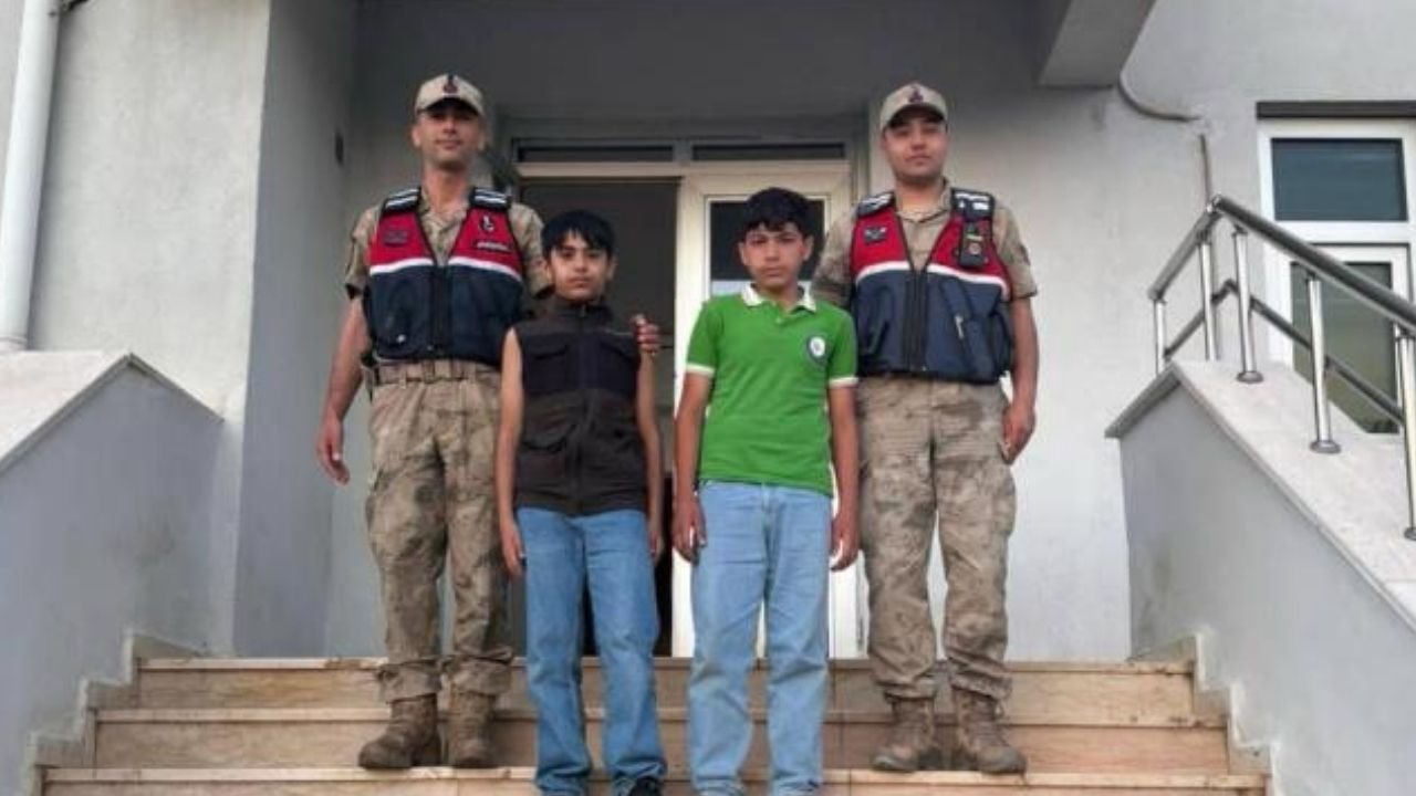 Kayıp olarak aranan 2 çocuk yolda bulundu