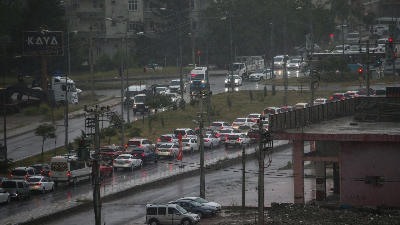 Diyarbakır'da sağanak etkili oldu