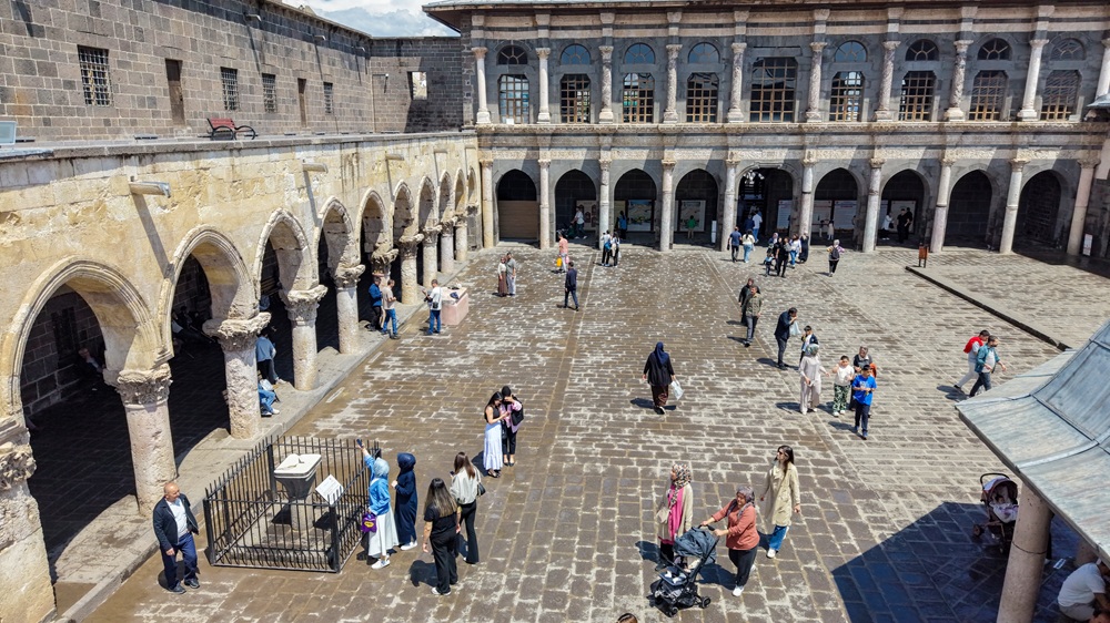 Turizmin gözdesi Diyarbakır'da bayram tatili yoğunluğu başladı