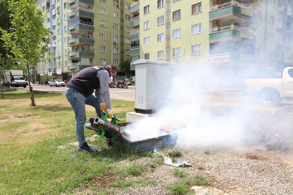 Diyarbakır’da haşereyle mücadele sürüyor