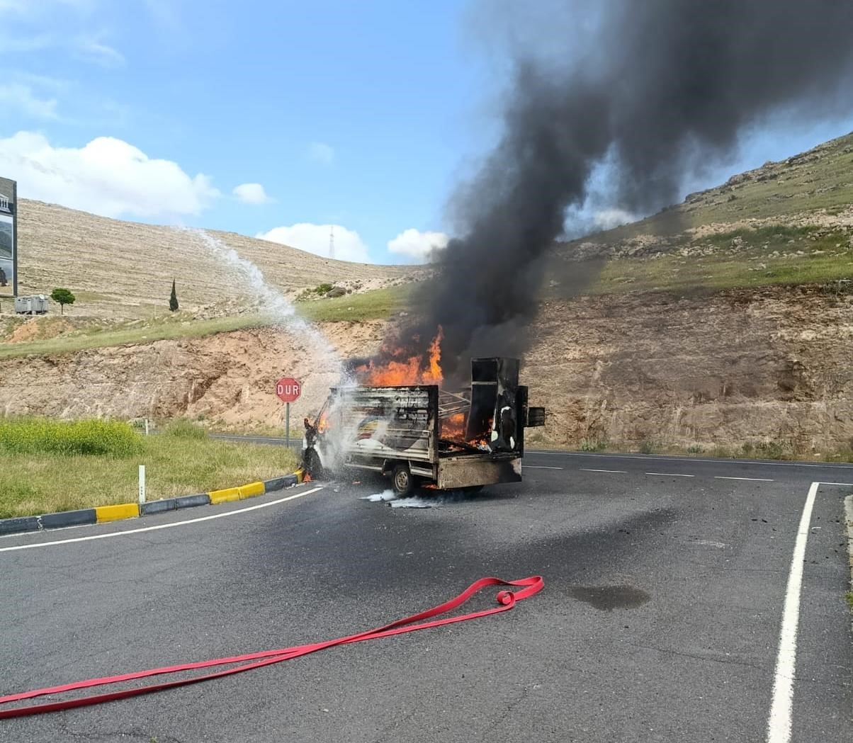 Diyarbakır’da seyir halindeki kamyonet alev topuna döndü