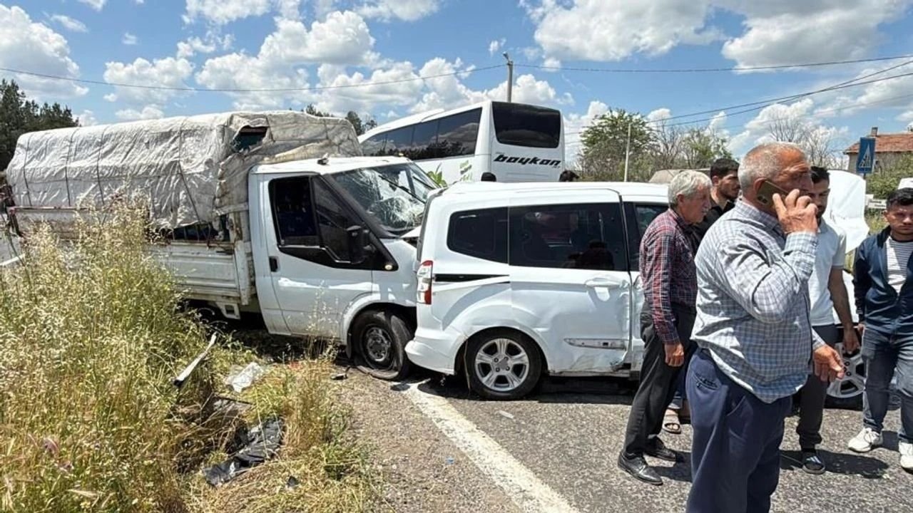 Diyarbakır-Silvan yolunda can pazarı: 1’i ağır 4 yaralı