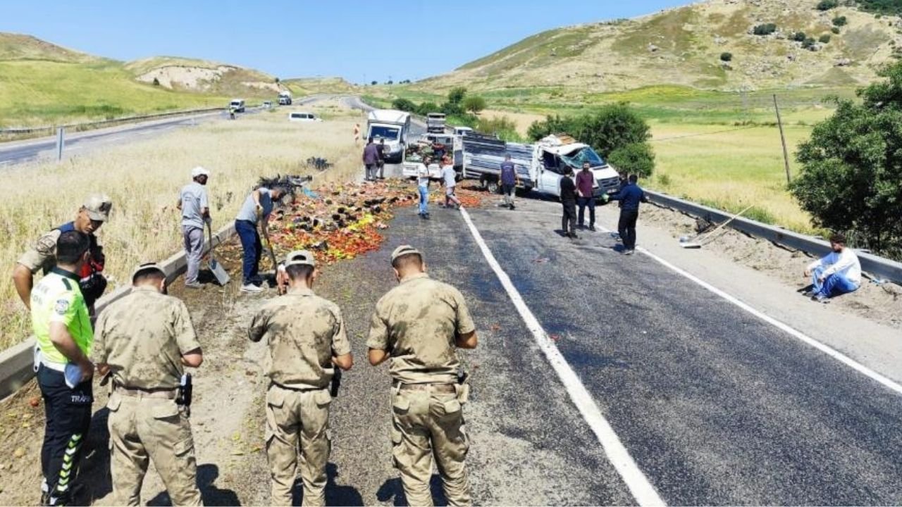 Diyarbakır’da tekeri patlayan kamyonet faciadan döndü