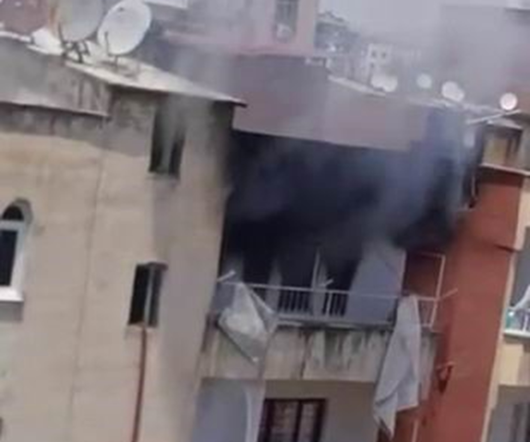 Diyarbakır’da korkutan yangın: 3 Katlı Binanın Son Katı Kül Oldu!