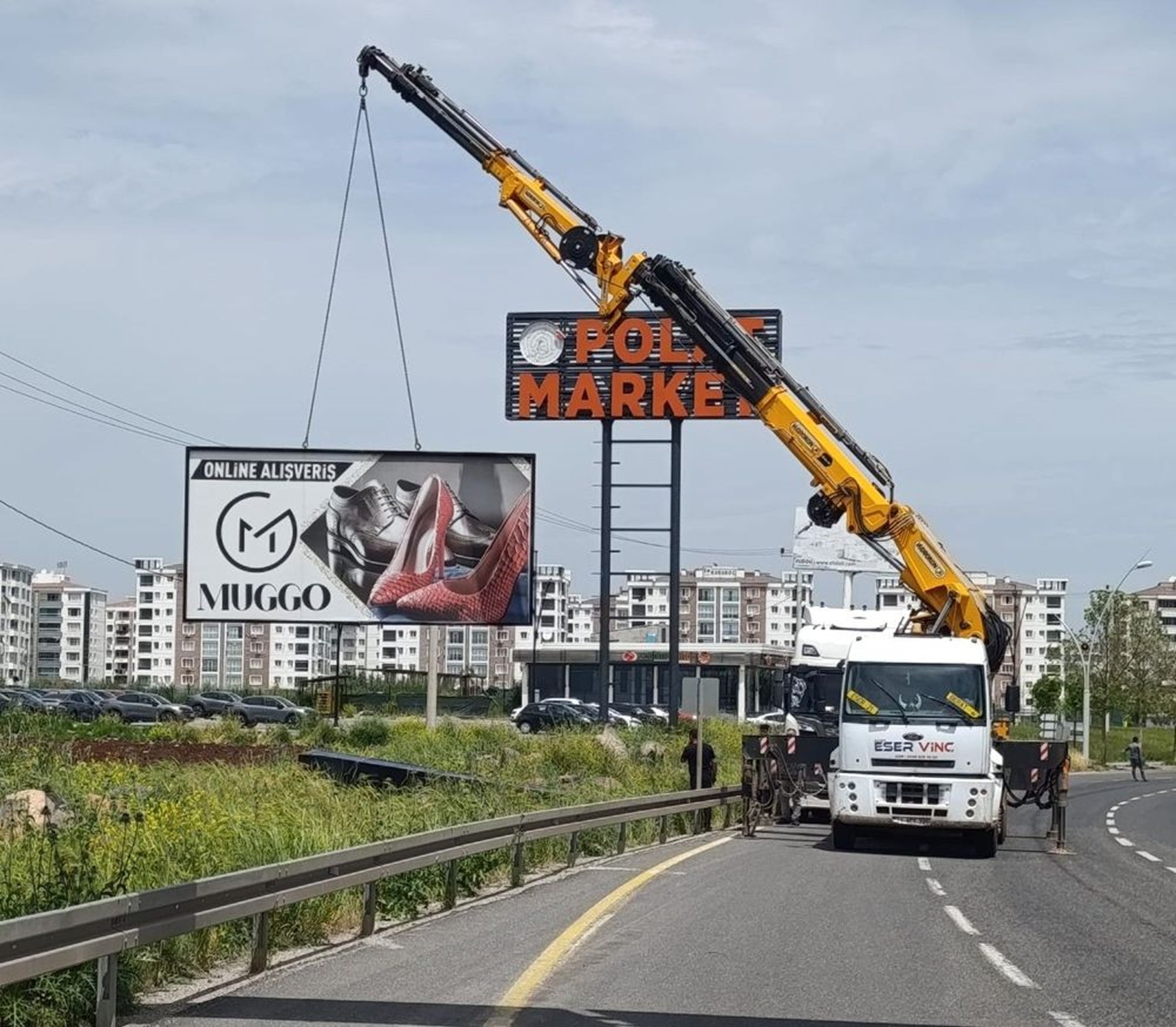 Diyarbakır'da Kaçak Reklam Dönemi Bitiyor: Mülk Sahiplerine Uyarı Yapıldı, Söküm Başladı!