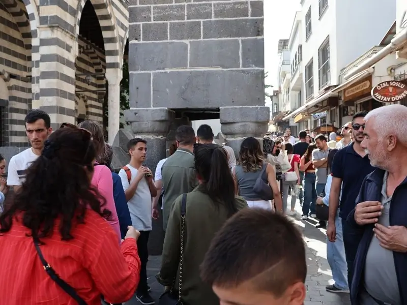 Dört Ayaklı Minare’de Neler Oluyor? Ünlü Oyuncu O 