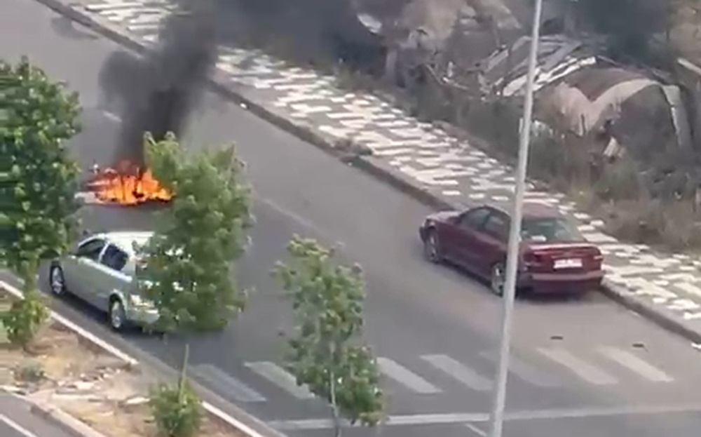Diyarbakır’da seyir halindeki kurye motosikleti alev topuna döndü!