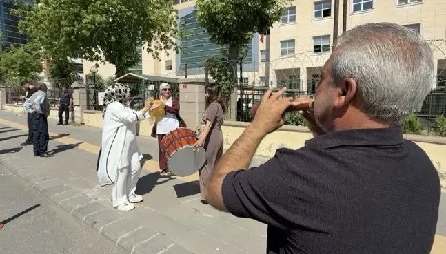 Diyarbakır’da sıra dışı boşanma: Kadın halay çekti, erkek saz çaldı!
